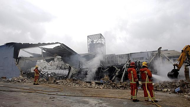 Los bomberos extinguen tras siete horas el incendio de una industria en Aielo