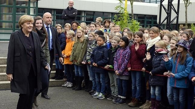Angela Merkel saluda a los alumnos a su llegada al instituto Joseph König, en Haltern am See (Renania del Norte-Westfalia)