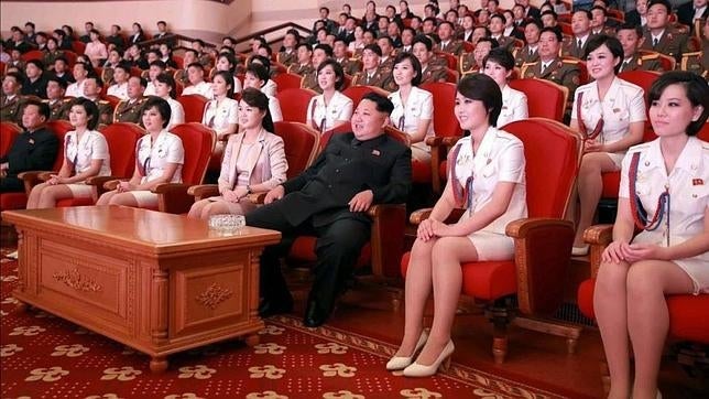 La fotografía de Kim Jong-un «reconciliado» con su grupo de pop patriótico favorito