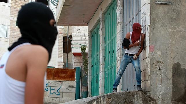Palestinos durante enfrentamientos con agentes israelíes el lunes en Belén