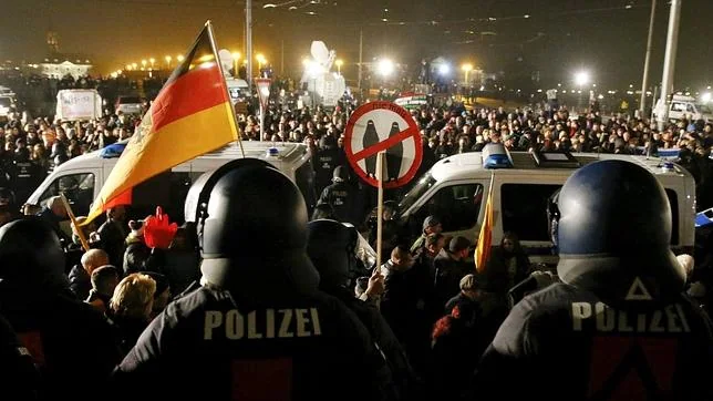 La Policía vigila una manifestación de PEGIDA en Dresde