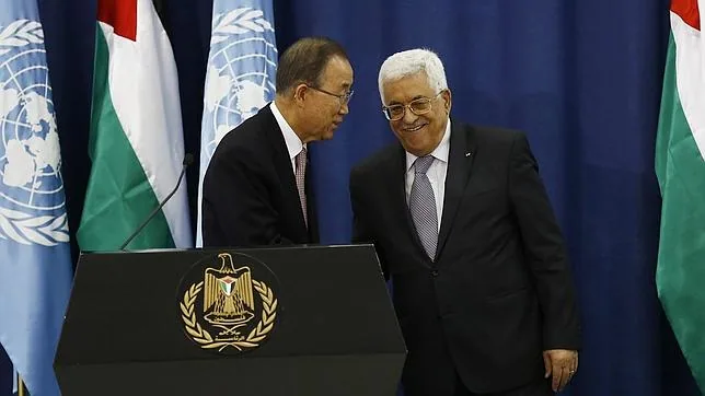 El presidente palestino, Mahmud Abás (d), y el secretario general de la ONU, Ban Ki-moon, durante una rueda de prensa tras su reunión en la ciudad cisjordana de Ramala