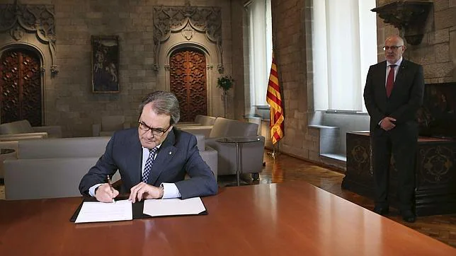 El presidente Artur Mas, durante la firma del decreto de constitución del nuevo Parlamento catalán