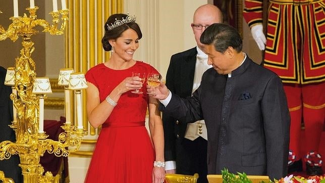 Catalina de Cambridge brilla con una tiara de Isabel II en su primer banquete de estado en Buckingham