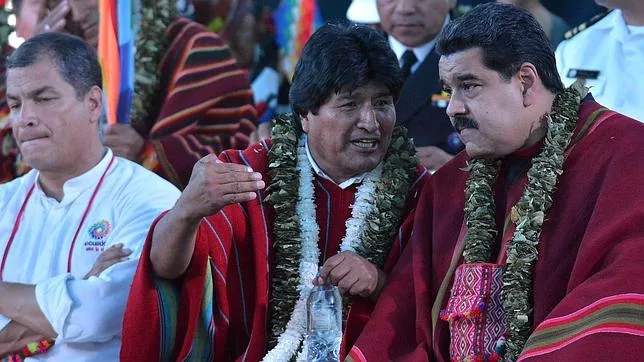 Evo Morales, entre Nicolás Maduro y Rafael Correa, el pasado 12 de octubre en Cochabamba