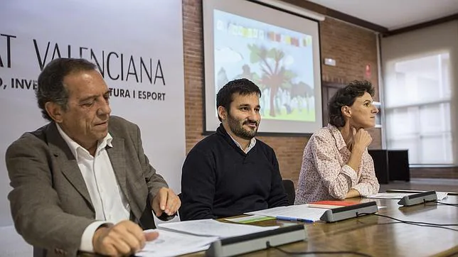 Imagen del conseller Marzà, en el centro, durante la presentación de la «primavera educativa»