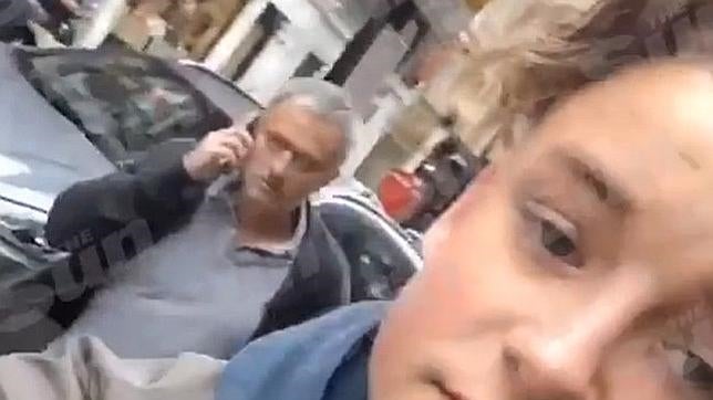 Mourinho empuja a un niño de 14 años que le estaba grabando