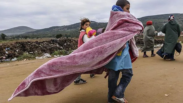 Refugiados tras cruzar la frontera entre Macedonia y Serbia cerca de Miratovac este miércoles