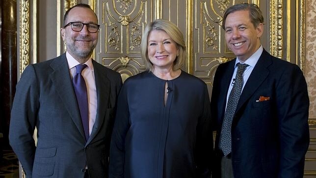 El embajador James Costos, Martha Stewart y el decorador Michel Smith, este miércoles en la Casa de América