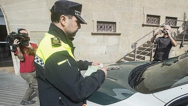 La Guardia Civil exige respeto a Mas y tilda de «esperpéntica» la multa de Olot