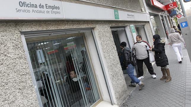 Andalucía sumó 21.500 parados más en el tercer trimestre de 2015, según la EPA