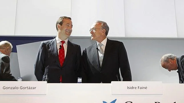 El presidente de CaixaBank, Isidre Fainé (d), y el consejero delegado, Gonzalo Gortázar (i)