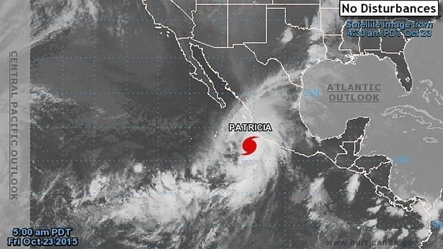 Fotografía facilitada hoy 23 de octubre de 2015 por la NOAA que muestra el huracán Patricia a su llegada a la costa de México.