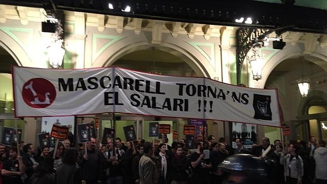 Los trabajadores del Liceu cantan frente el teatro contra los recortes salariales