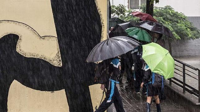 «¿Ahora que brilla el sol suspenden las clases?», se preguntan los padres canarios