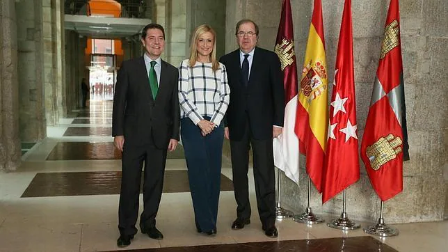 El presidente de Castilla-La Mancha junto con la presidenta de la Comunidad de Madrid y el de Castilla-León