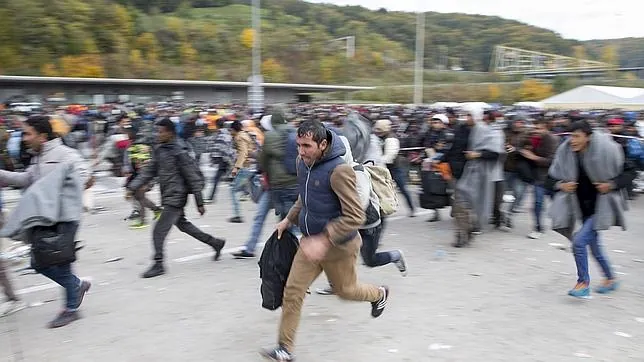 Refugiados corren en la frontera entre Austria y Eslovenia en Spielfeld (Austria)