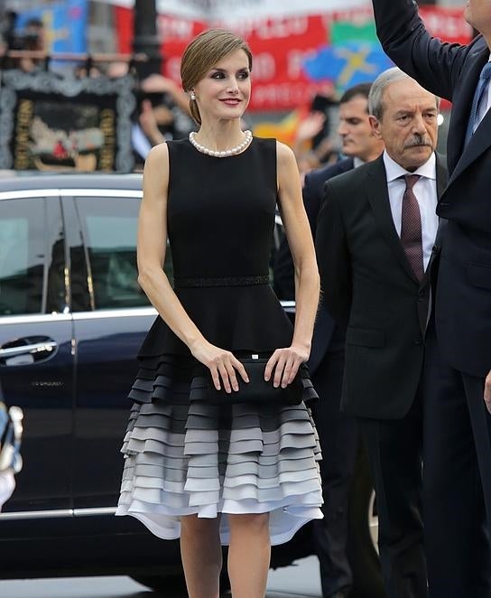 Doña Letizia elige un vestido negro con volantes en degradé de Felipe Varela para la ceremonia