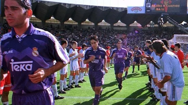 Hierro encabeza, como capitán, el equipo del Real Madrid que saltó campeón de Liga en Balaídos, en la 96-97