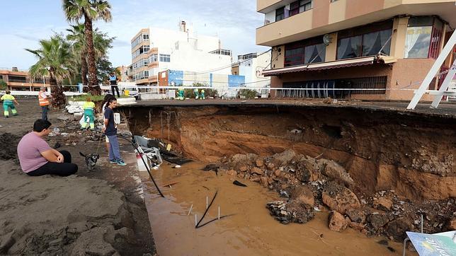 Desalojados 20 vecinos de Jinámar por el riesgo de caída de piedras a sus casas