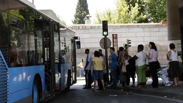 La EMT incrementa el refuerzo del servicio de autobuses a los cementerios