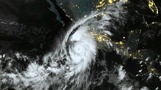 El huracán Patricia ya está en México