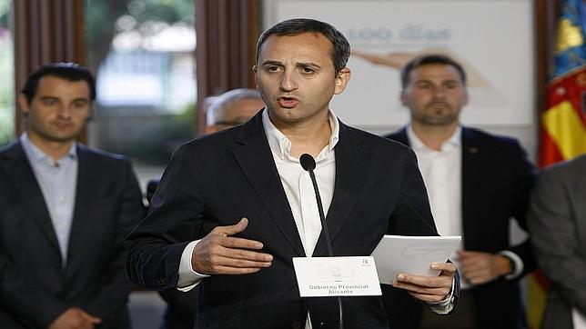 Imagen de César Sánchez durante la presentación del balance de los cien primeros días de la Diputación