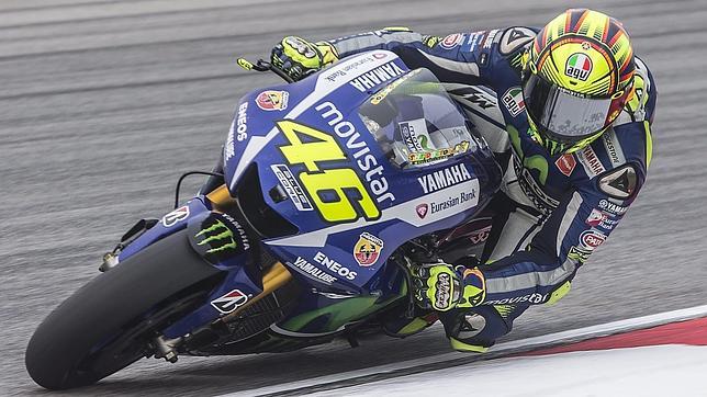 Rossi saca a Lorenzo de la primera fila