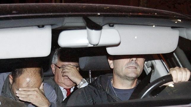 Andreu Viloca, extesorero de CDC (centro) sale del registro policial en la sede del partido