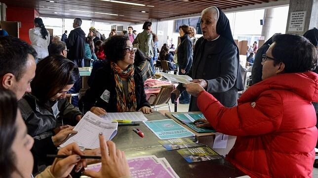 Una religiosa vota este domingo en un colegio electoral de Bogotá
