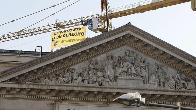 Activistas de Greenpeace despliegan una pancarta en el Congreso
