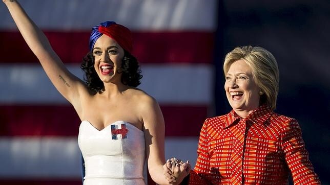 Katy Perry, con Hillarry Clinton en un acto de campaña