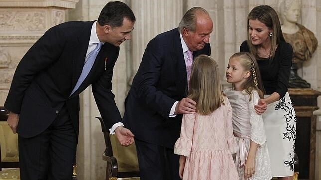 El Rey emérito Juan Carlos y el Rey Felipe VI, junto a la princesa Leonor y la infanta Sofía, y la reina Letizia, en el acto de proclamación del nuevo monarca