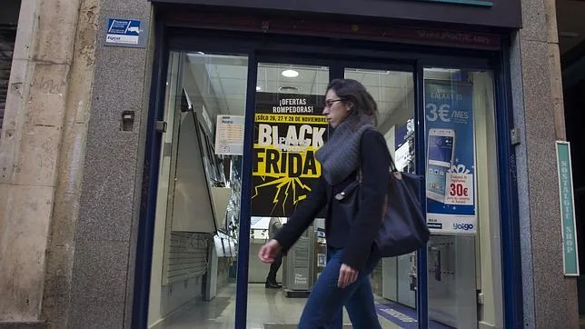 Cartel con una publicidad del Black Friday en la calle Preciados de Madrid, a escasos metros de Doña Manolita