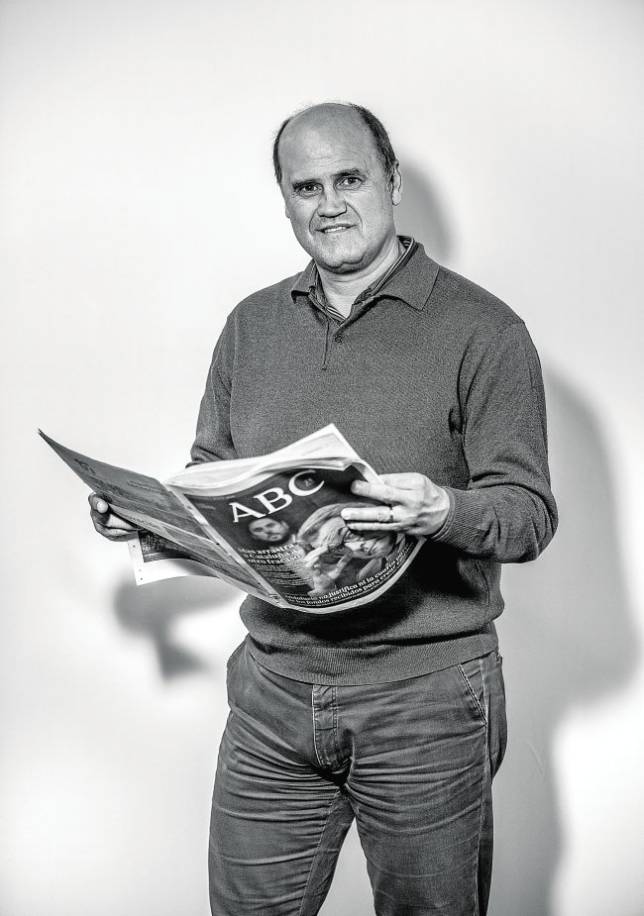 Fernando Gómez, con un ejemplar de ABC