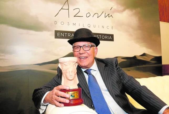 Fernando Delgado gana el  Azorín con «Sus ojos en mí»