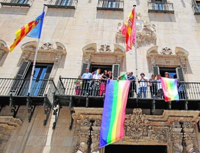 El Ayuntamiento luce banderas arcoiris en apoyo al LGTBI