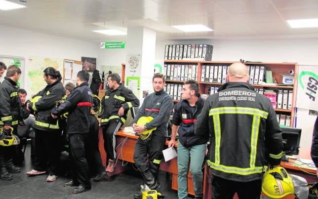 Los bomberos acusan a CC.OO. de querer sus despidos