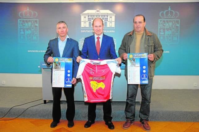 El diputado de Deportes, Javier del Río, junto al alcalde de Pastrana y secretario del Club Mountain Bike Pastrana, Ignacio Ranera; y Miguel Ángel Parro, concejal de Deportes de Chiloeches