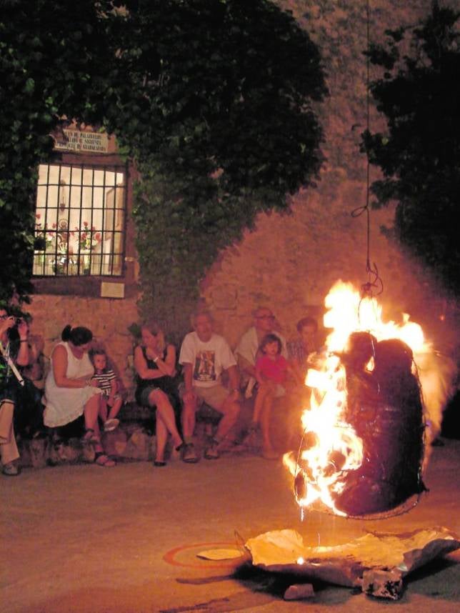 Peregrinar a la ermita de EnebralesLa quema del «Boto» y la procesión de San Roque