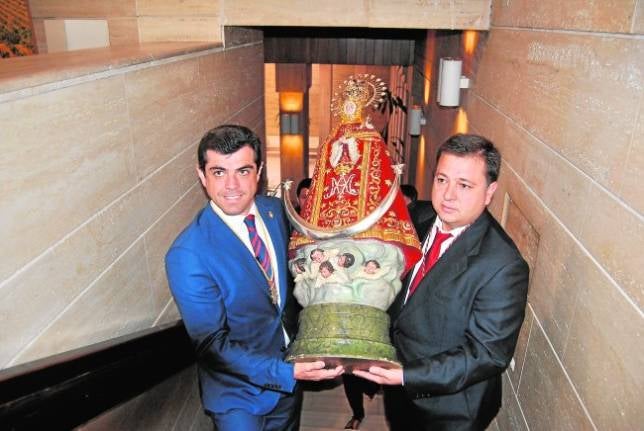 La Virgen de los Llanos retorna y la Puerta de Hierros cierra