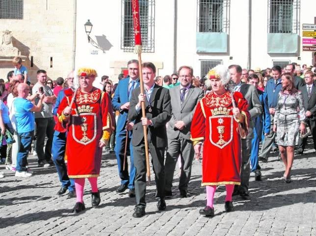 El Pendón de Alfonso VIII ya se encuentra en el Ayuntamiento