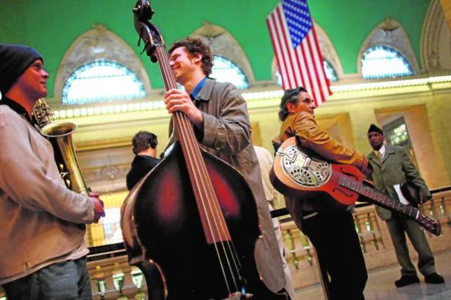 Músicos a la espera de actuar frente al público y una treintena de jueces en la estación Grand Central