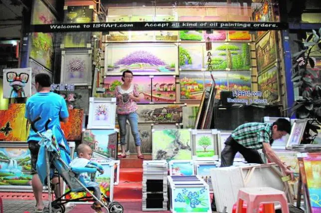 Una de las tiendas de Dafen que ofrecen «réplicas» de cuadros