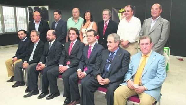 El consejo de Salinas acusa a González de «enriquecerse»