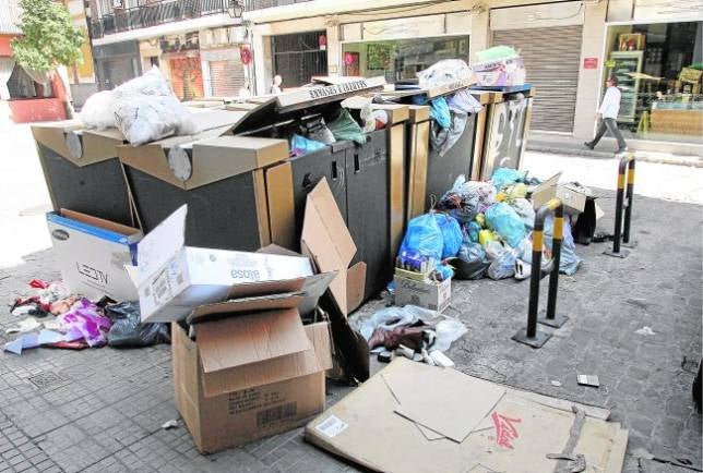 El Ayuntamiento no multará al final por rebuscar en la basura