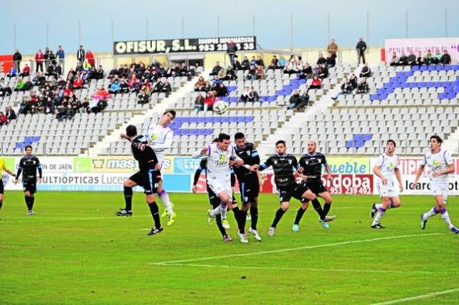 El Lucena no levanta cabeza