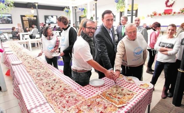 Una pizza gigantesca por kilos de alimentos