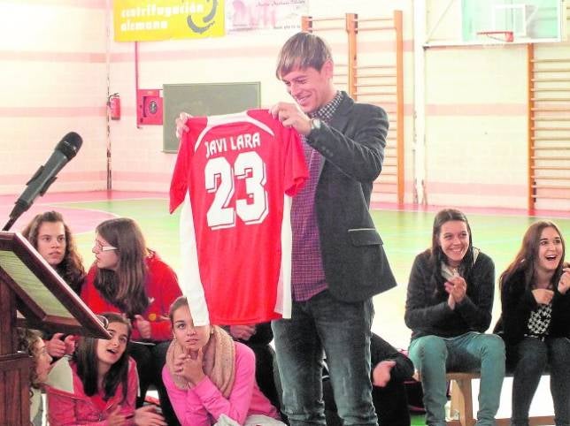 El Consistorio dedica a Javi Lara el polideportivo