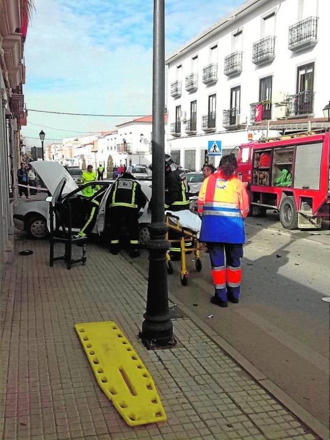 Dos heridos graves en un choque violento entre dos automóviles